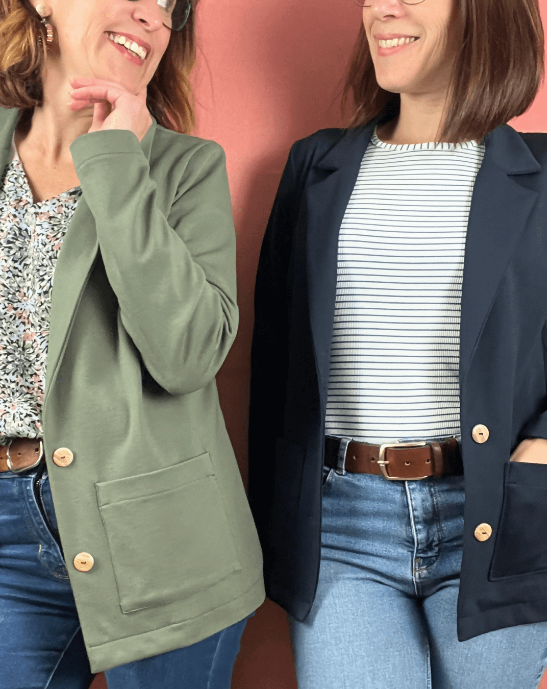 Deux femmes souriantes portant la veste Lory du 32 au 52, un modèle moderne et confortable, patron de couture pdf à télécharger.