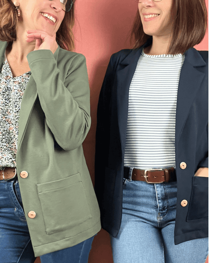 Deux femmes souriantes portant la veste Lory du 32 au 52, un modèle moderne et confortable, patron de couture pdf à télécharger.
