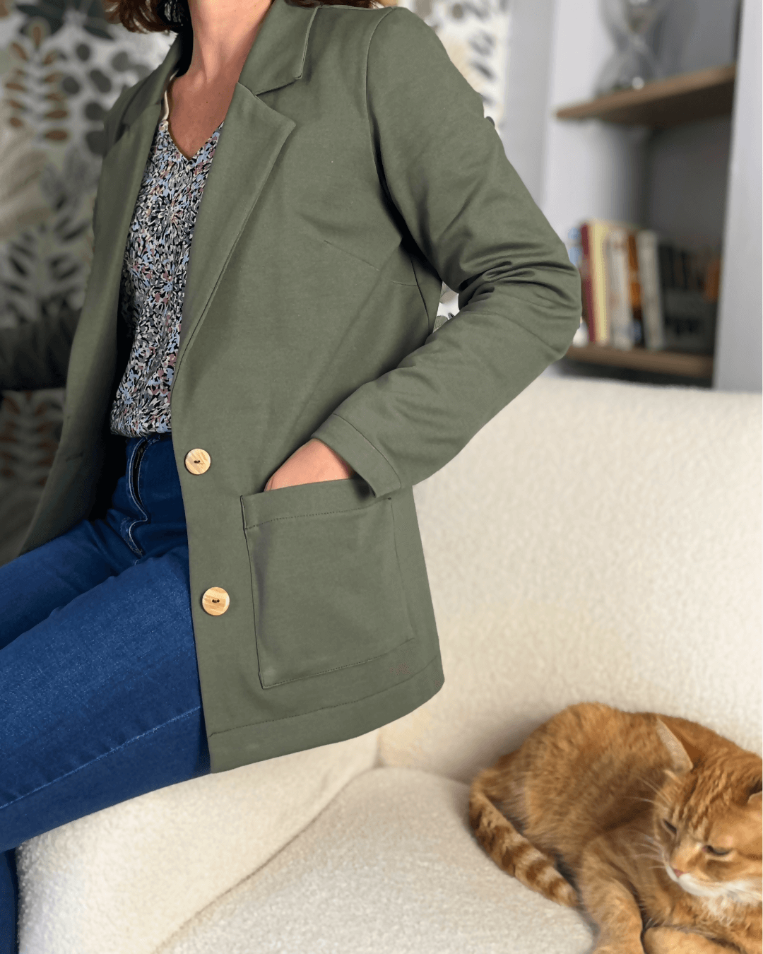 La veste Lory du 32 au 52, modèle moderne en jersey, élégante et pratique avec poches, patron de couture pdf à télécharger.