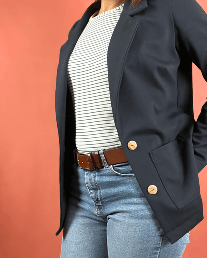 La veste Lory du 32 au 52, modèle moderne et confortable, avec col tailleur et poches plaquées.