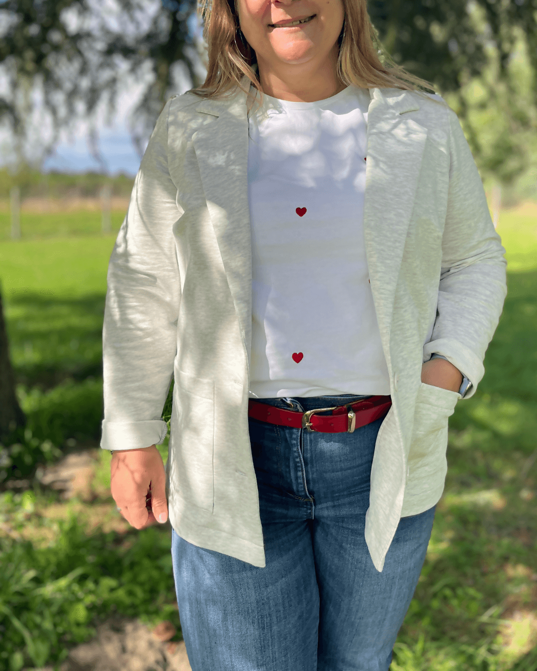 La veste Lory du 32 au 52 portée par une femme, associée à un t-shirt blanc et un jean.