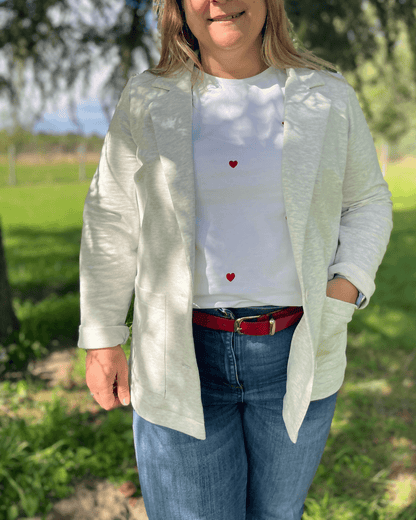 La veste Lory du 32 au 52 portée par une femme, associée à un t-shirt blanc et un jean.