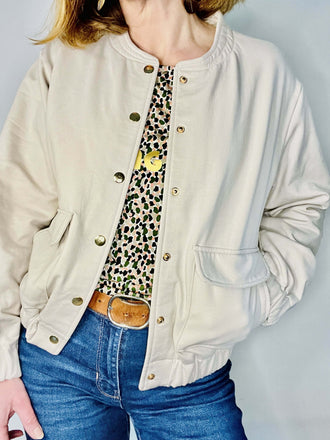 La veste Snap du 32 au 52 en beige, patron de couture pdf à télécharger, avec col intégré et poches pratiques.