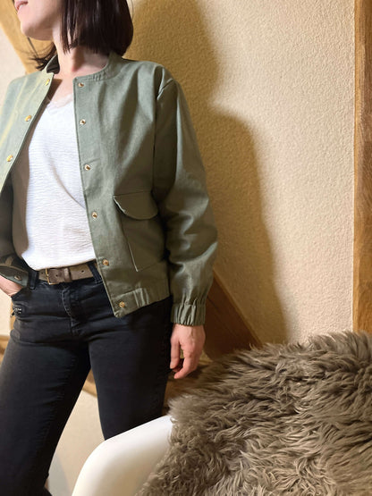 La veste Snap du 32 au 52, patron de couture PDF à télécharger en noir et blanc, style contemporain et confortable.