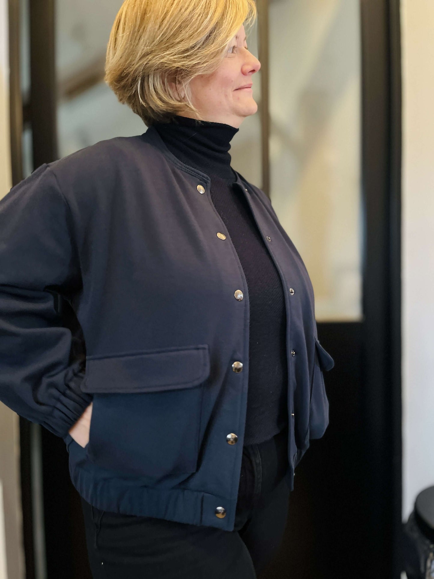 La veste Snap du 32 au 52 portée, patron de couture pdf à télécharger, style contemporain avec poches et col intégré.