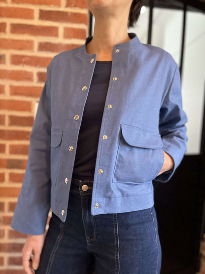 La veste Snap du 32 au 52, patron de couture pdf à télécharger, avec coupe décontractée et grandes poches, vue de face.