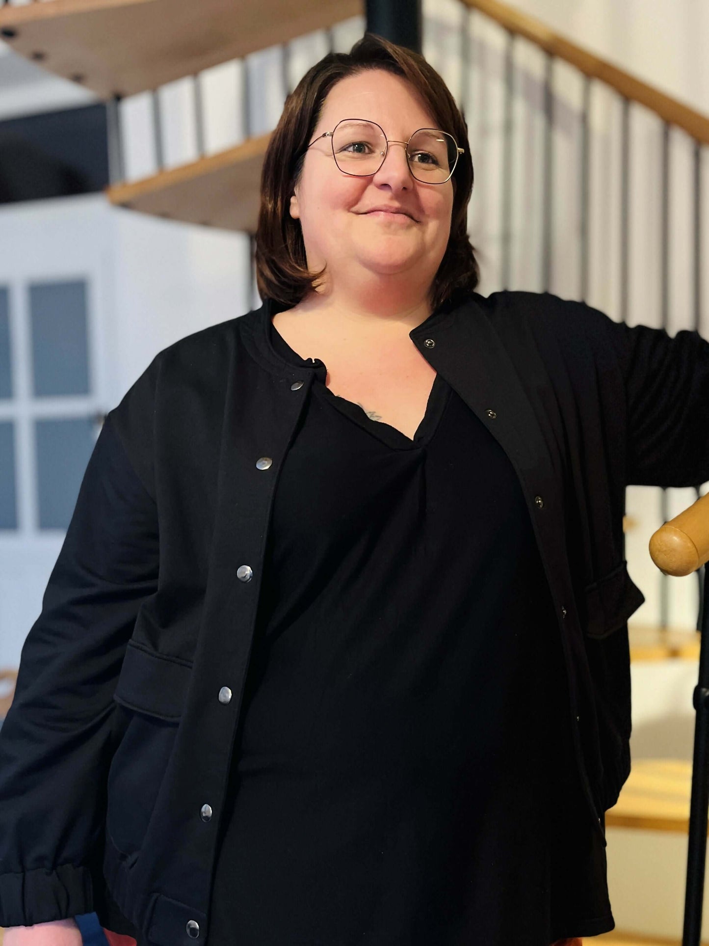 Femme portant La veste Snap du 32 au 52, un patron de couture pdf à télécharger, élégante avec poches, poignets et bas élastiqués.