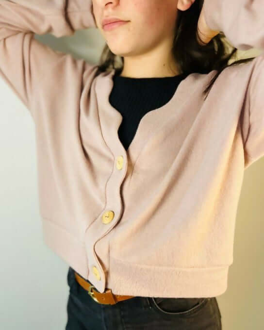 Le Gilet Vinka du 32 au 52 porté par une femme, style ample, boutons visibles, douceur des couleurs, patron de couture pdf à télécharger.