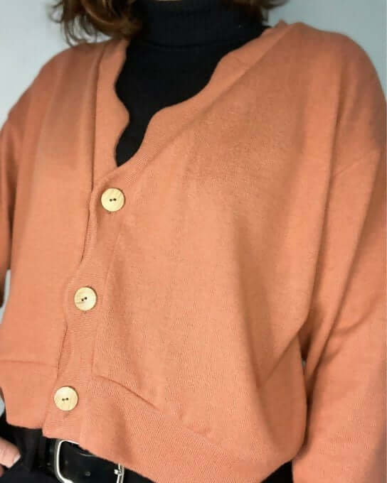 Le Gilet Vinka du 32 au 52, cardigan ample, élégant, boutons et patte ondulée, patron de couture pdf à télécharger.