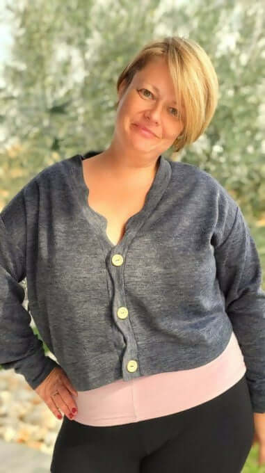 Le Gilet Vinka du 32 au 52 porté par une femme, un gilet ample avec patte ondulée, confort et style.