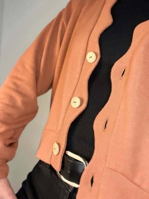 Le Gilet Vinka du 32 au 52, gilet ample à patte ondulée, facile à porter et adapté à toutes les saisons.