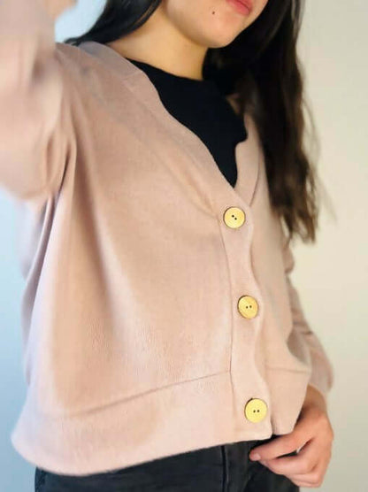 Le Gilet Vinka du 32 au 52: gilet ample avec boutons, patte ondulée, patron de couture pdf à télécharger.