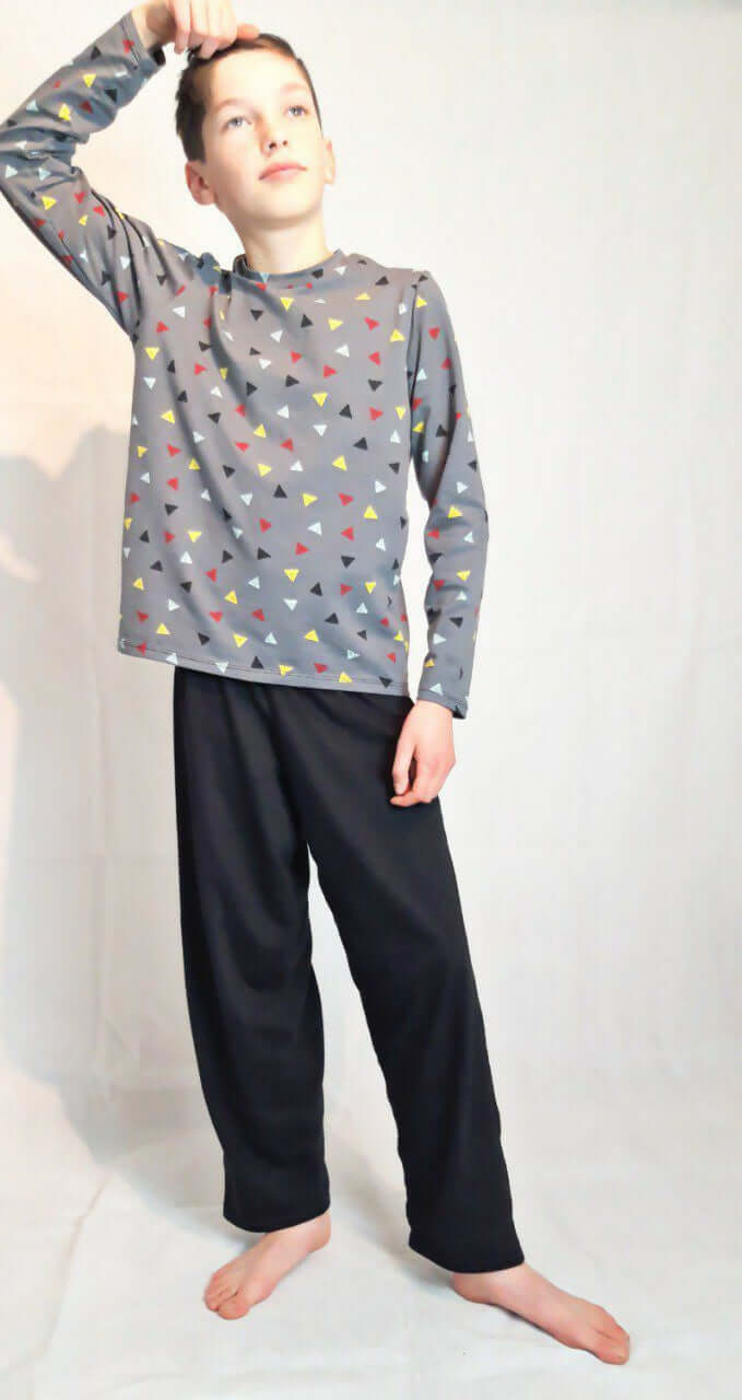 Enfant portant Le PYJ'AM du 6 au 16 ans, un ensemble confortable avec t-shirt à manches longues et pantalon ample.