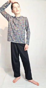 Enfant portant Le PYJ'AM du 6 au 16 ans, un ensemble confortable avec t-shirt à manches longues et pantalon ample.