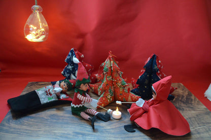 Le Pack du Lutin Stylé (et un peu turbulent) avec lutins farceurs devant un décor de Noël, patron de couture pdf à télécharger