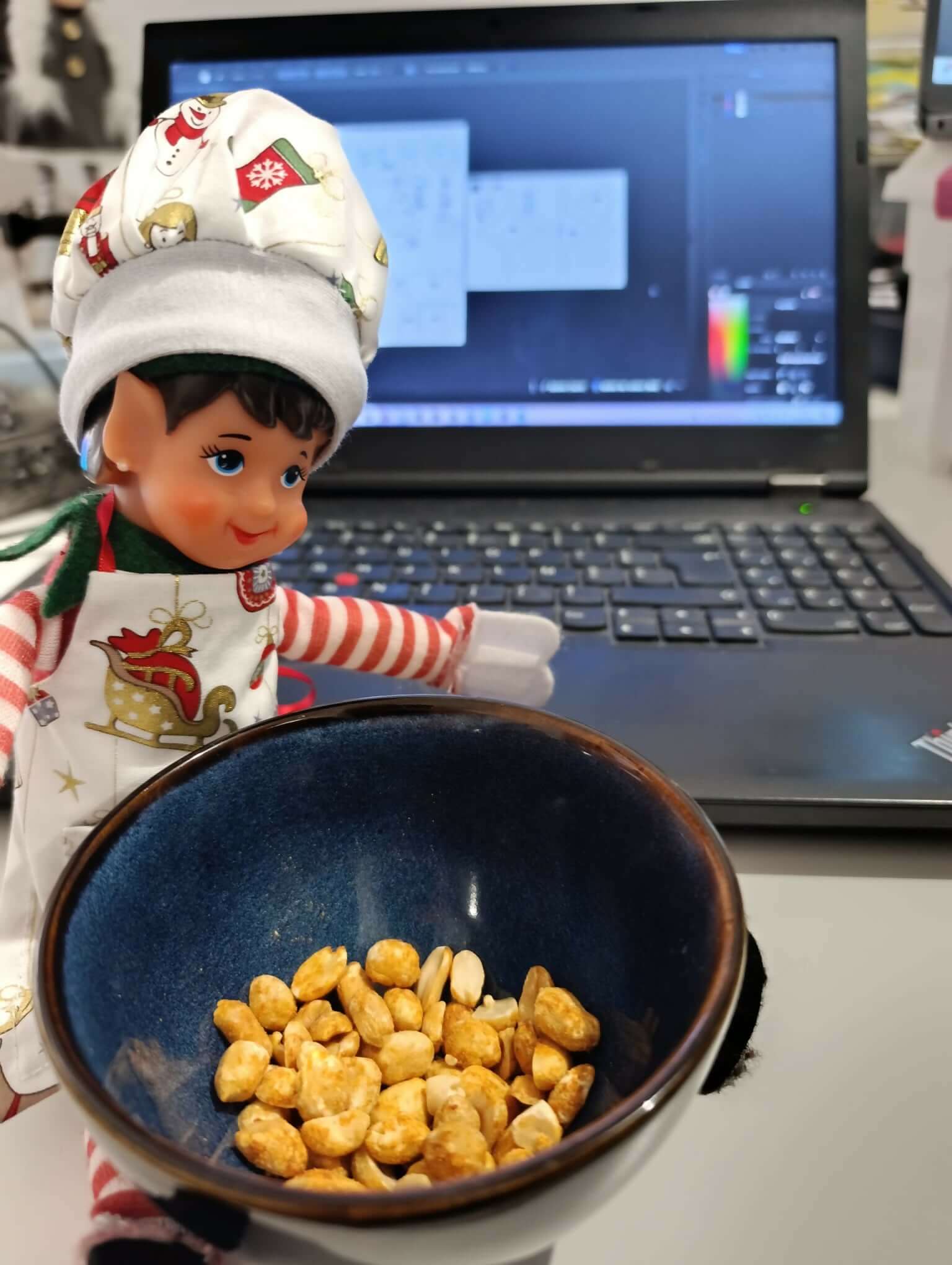 Le Pack du Lutin Stylé (et un peu turbulent) - lutin en tenue de chef devant un ordinateur, avec un bol de céréales, patron de couture pdf à télécharger