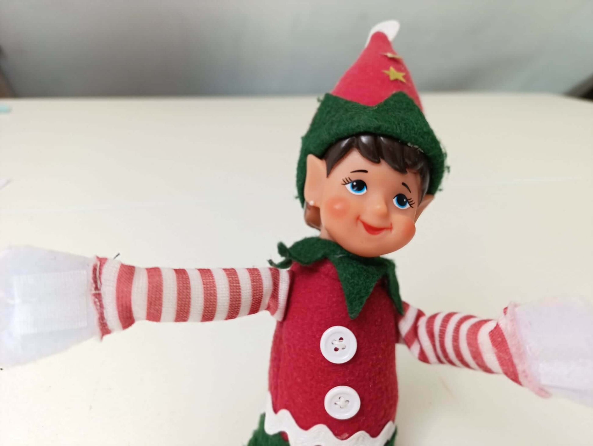 Le Pack du Lutin Stylé (et un peu turbulent) - Patron de couture PDF à télécharger d'un lutin espiègle en tenue de Noël festive.