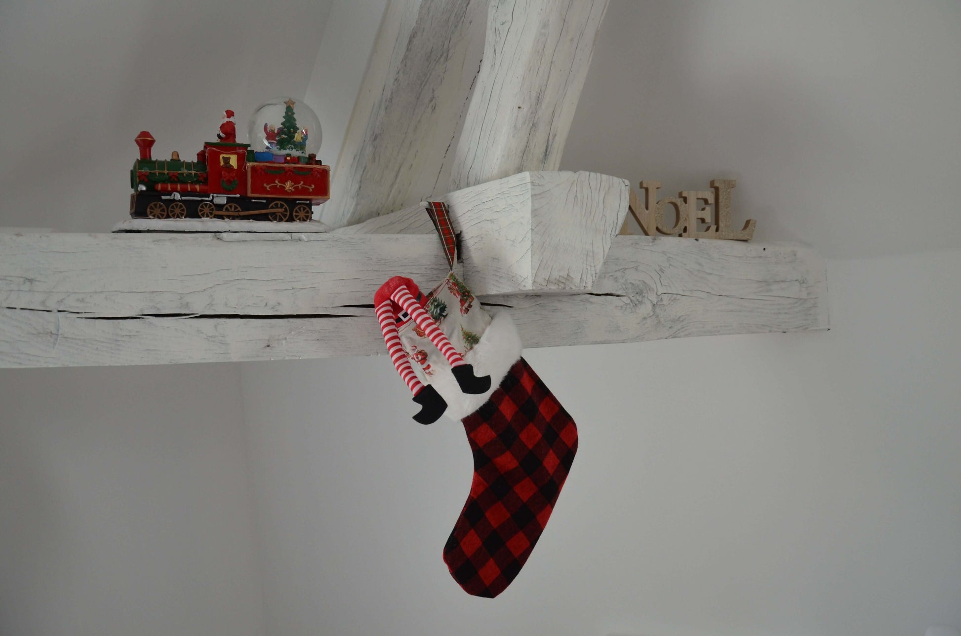 Le Pack du Lutin Stylé (et un peu turbulent) présenté avec une chaussette de Noël et un train décoratif, patron de couture pdf à télécharger.