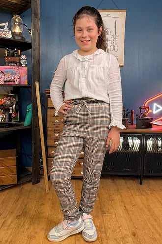 Enfant portant Le Pantalon Gaperon en 13 tailles, exemplaire du patron de couture pdf à télécharger pour vêtements de différentes tailles.