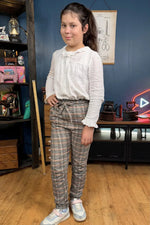 Enfant portant Le Pantalon Gaperon en 13 tailles, patron de couture PDF à télécharger, montrant le design confortable et élégant du modèle.