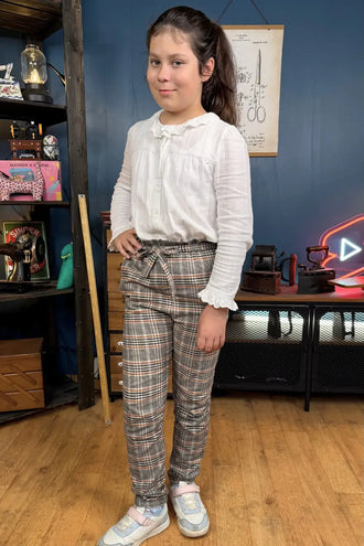 Enfant portant Le Pantalon Gaperon en 13 tailles, patron de couture PDF à télécharger, montrant le design confortable et élégant du modèle.