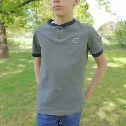Le Polo ENJOY le Polo du 6 au 16 ans porté par un jeune garçon en extérieur.