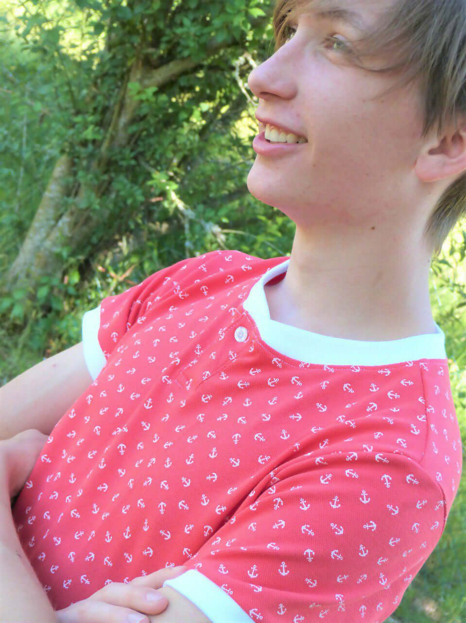 Le Polo ENJOY le Polo du 6 au 16 ans, polo à manches courtes pour adolescents en rouge avec motif d'ancre.