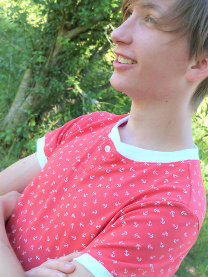 Le Polo ENJOY le Polo du 6 au 16 ans, polo à manches courtes pour adolescents en rouge avec motif d'ancre.