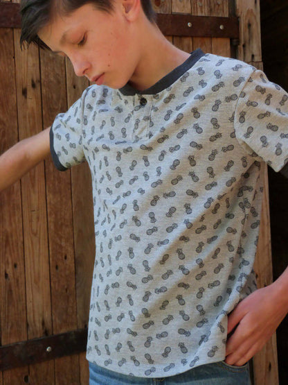 Le Polo ENJOY le Polo du 6 au 16 ans porté par un adolescent avec motif original, idéal pour toutes saisons.