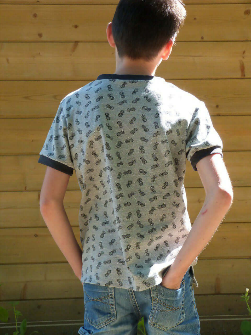 Le Polo ENJOY le Polo du 6 au 16 ans, mannequin montrant le dos du polo à motifs, patron PDF à télécharger.