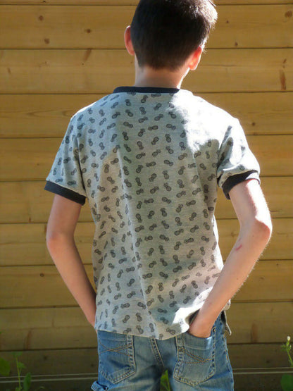 Le Polo ENJOY le Polo du 6 au 16 ans, mannequin montrant le dos du polo à motifs, patron PDF à télécharger.