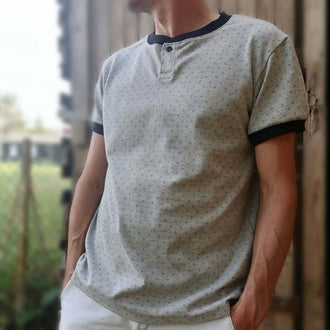 Le Polo Enjoy Homme du 38 au 50, polo original à col rond et patte de boutonnage, style décontracté.