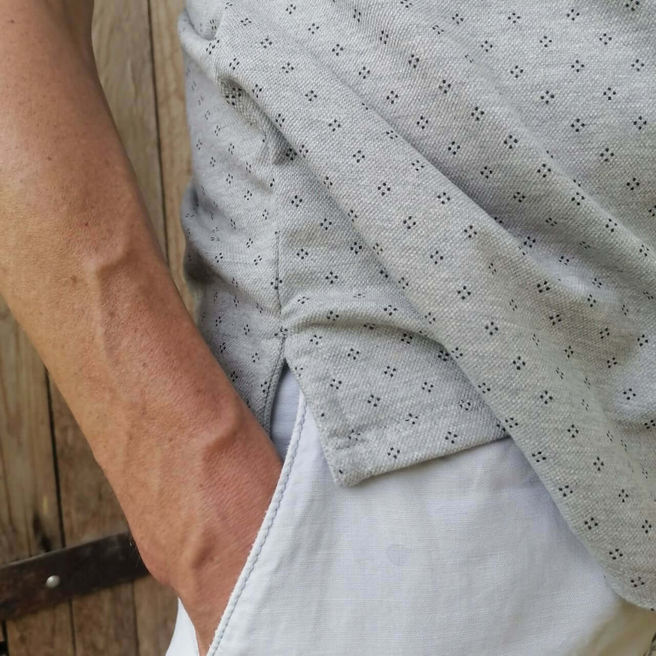 Le Polo Enjoy Homme du 38 au 50 en tissu léger, idéal pour une tenue décontractée ou habillée, patron PDF à télécharger.