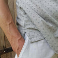 Le Polo Enjoy Homme du 38 au 50 en tissu léger, idéal pour une tenue décontractée ou habillée, patron PDF à télécharger.