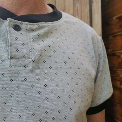 Le Polo Enjoy Homme du 38 au 50 en maille avec patte de boutonnage originale, patron PDF à télécharger.