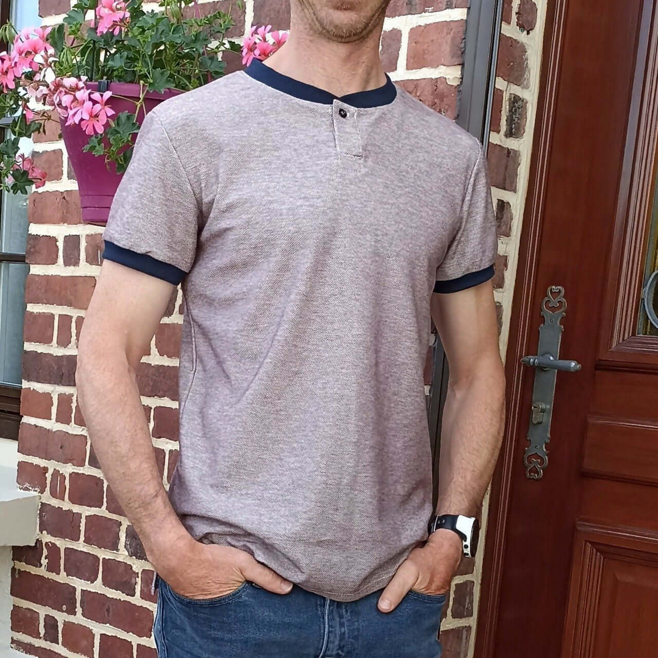 Le Polo Enjoy Homme du 38 au 50, polo col rond avec patte de boutonnage, facile à porter, patron PDF à télécharger.