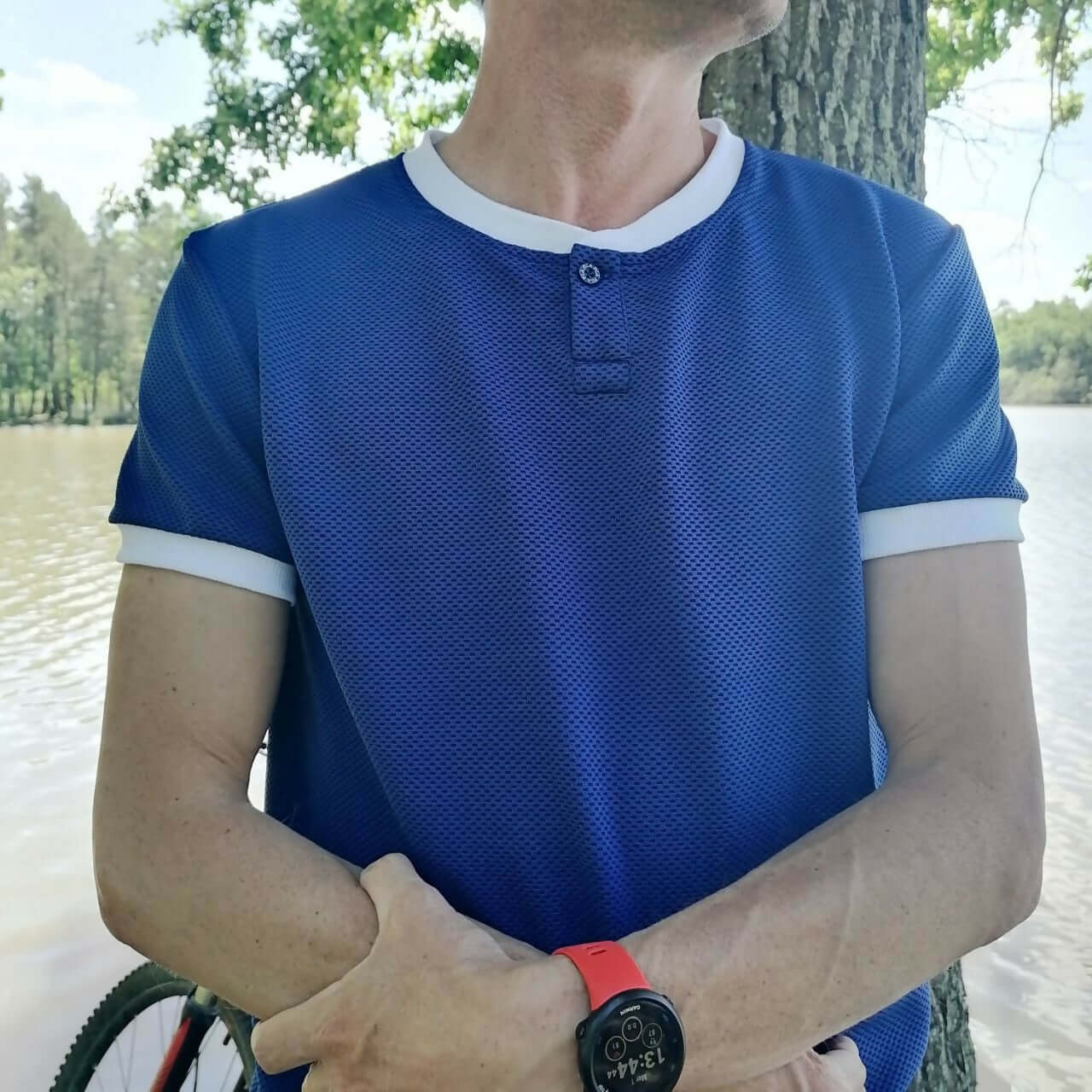 Le Polo Enjoy Homme du 38 au 50, col rond, couleur bleu, idéal pour un look décontracté ou habillé, patron PDF à télécharger.
