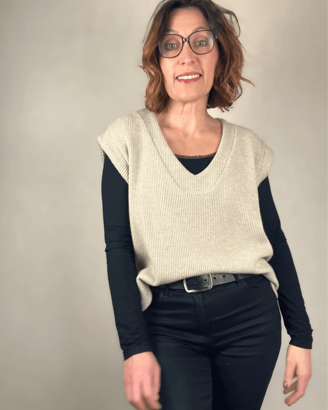 Le Pull Puzzle du 32 au 52 sur une modèle, style décontracté, facile à porter avec d'autres vêtements.