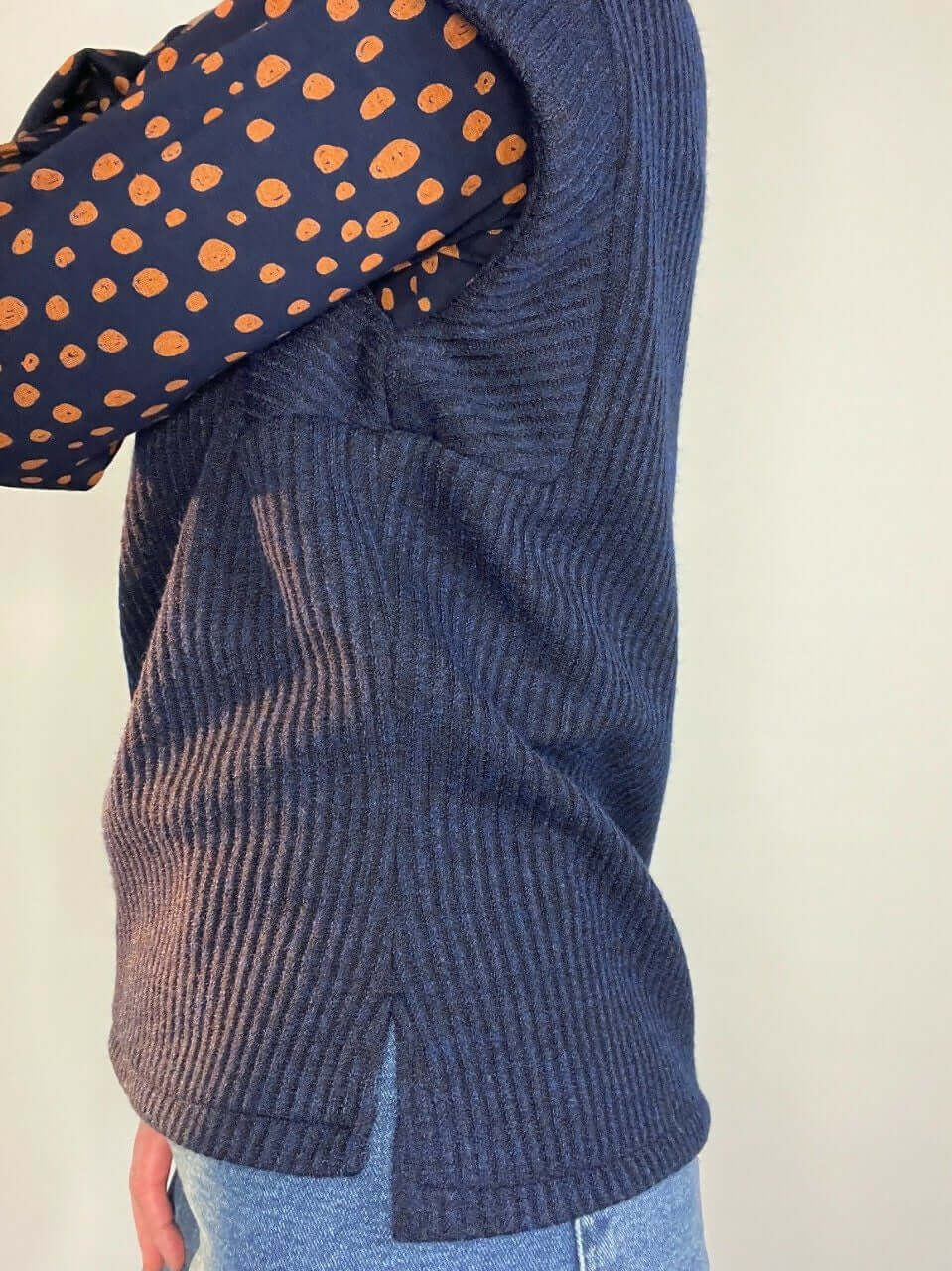 Le Pull Puzzle du 32 au 52, pull sans manches avec emmanchures basses et fentes sur les côtés, patron pdf à télécharger.