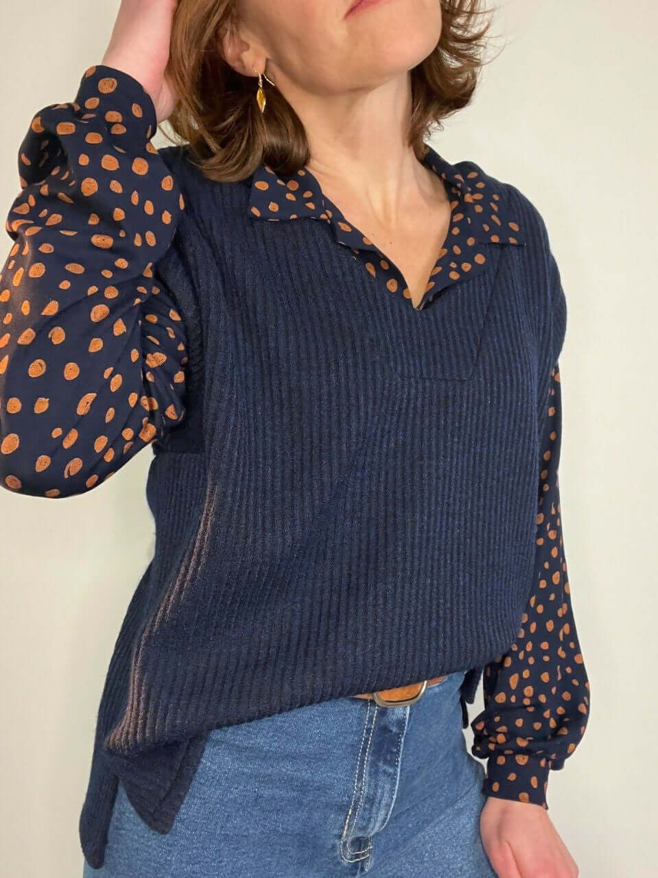 Le Pull Puzzle du 32 au 52 porté avec un chemisier à pois, un look stylé et confortable, patron pdf à télécharger.