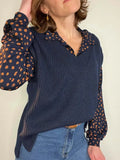 Le Pull Puzzle du 32 au 52 porté avec un chemisier à pois, un look stylé et confortable, patron pdf à télécharger.