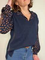 Le Pull Puzzle du 32 au 52 porté avec un chemisier à pois, un look stylé et confortable, patron pdf à télécharger.