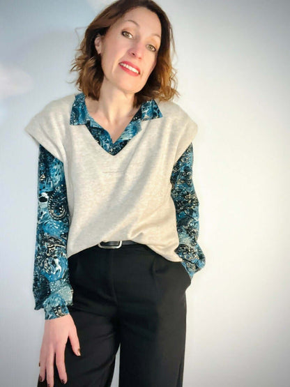 Le Pull Puzzle du 32 au 52 porté avec chemise imprimée, parfait pour un style élégant. Patron pdf à télécharger.
