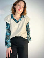 Le Pull Puzzle du 32 au 52 porté avec chemise imprimée, parfait pour un style élégant. Patron pdf à télécharger.