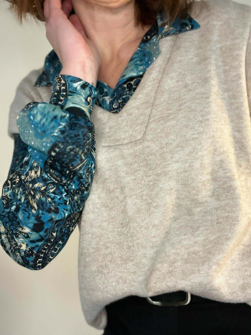 Le Pull Puzzle du 32 au 52, en association avec un chemisier à motifs, style moderne et confortable.