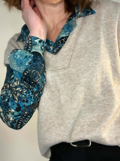 Le Pull Puzzle du 32 au 52, en association avec un chemisier à motifs, style moderne et confortable.