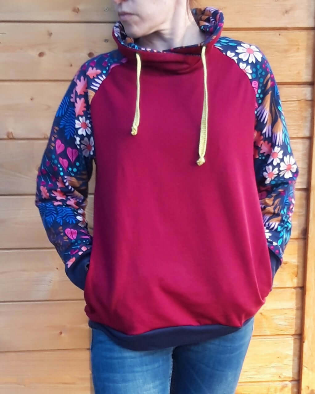 Le SWEAT FLEX adulte mixte du S au XL avec capuche et manches raglan colorées.