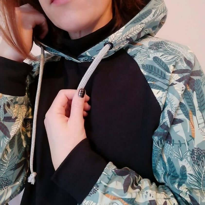 Le SWEAT FLEX adulte mixte du S au XL en gros plan, montrant son confort et son style moderne.