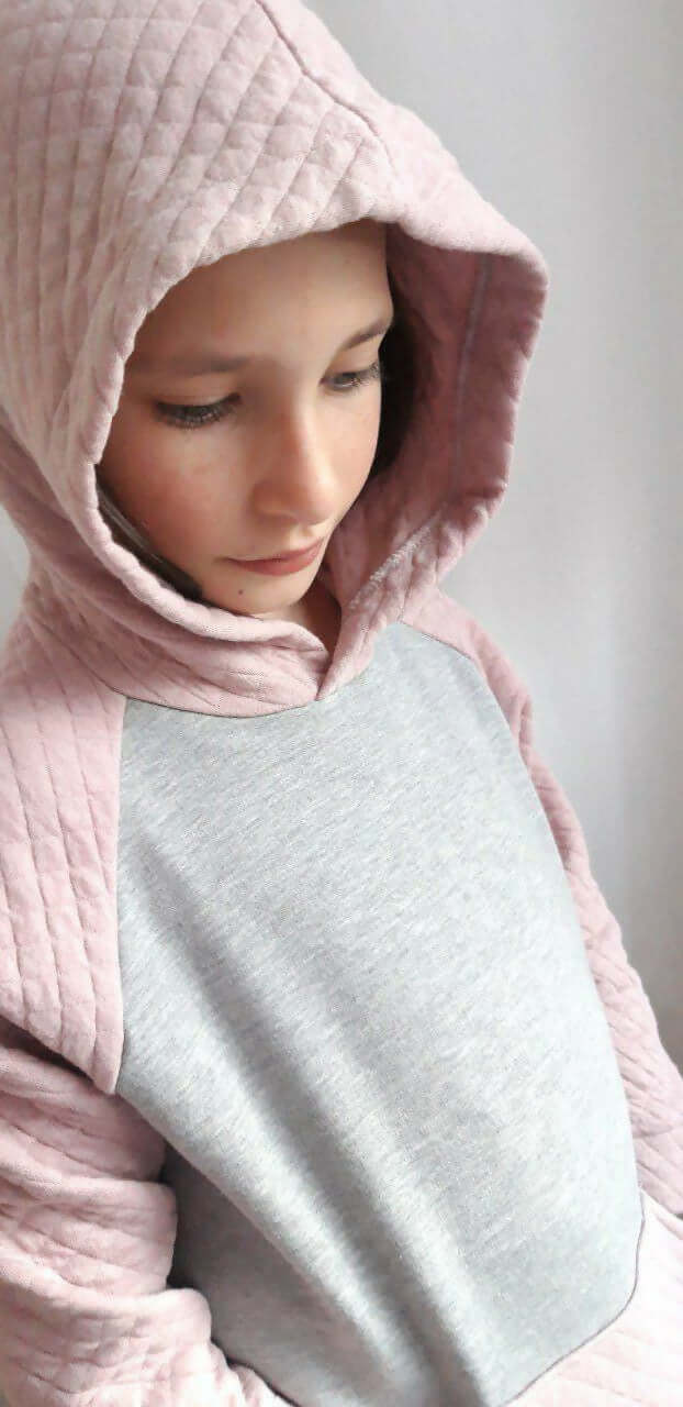 Le SWEAT FLEX du 6 au 16 ans, sweat mixte en tissu extensible et design moderne, patron PDF à télécharger.