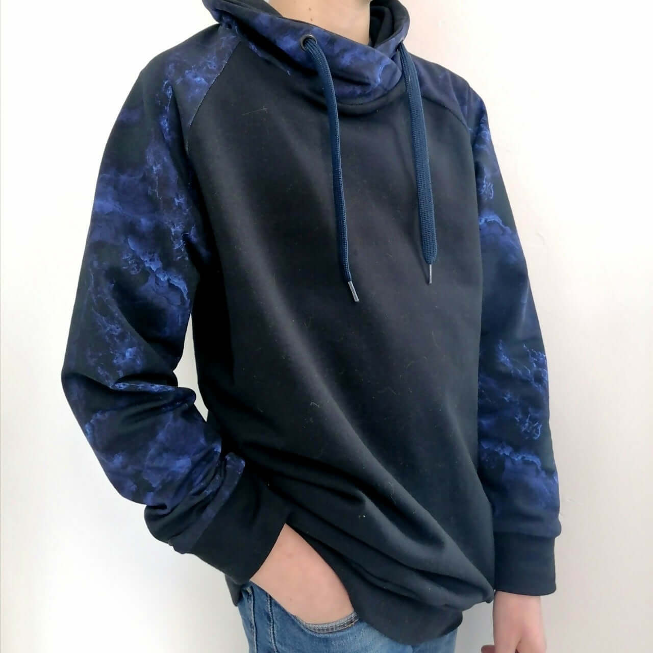 Le SWEAT FLEX du 6 au 16 ans, modèle mixte avec coupe droite et manches raglan en tissu extensible.